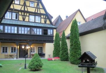 Zentral Innenstadtlage - Toll Saniertes MFH mit 7 Wohnungen + Innenhof + Stellplätzen zu verkaufen in Dinkelsbühl