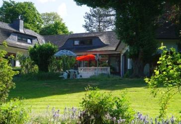 Geräumige Villa auf großem Anwesen!