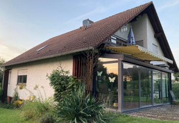 Großes Zweifamilienhaus mit Wintergarten und gepflegtem Grünbereich