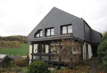 Gepflegtes Einfamilienhaus mit zwei Garagen in ruhiger Wohnlage von Bad Berleburg