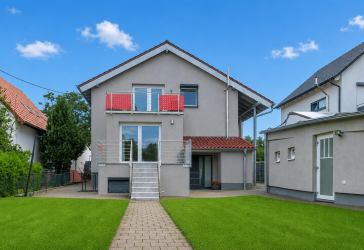 **Freistehendes, kernsaniertes Zweifamilienhaus in ruhiger Wohnlage**