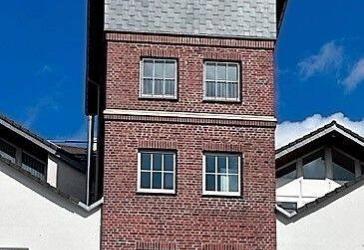 Eingerichtete und möblierte Turmwohnung im alten Fabrikgebäude.
