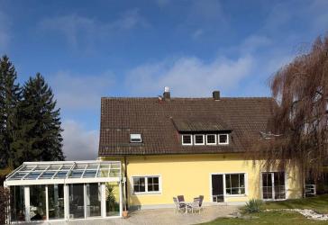 Imposantes Einfamilienhaus mit großem Wintergarten