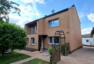 Freistehendes Einfamilienhaus mit großem Grundstück und separater Bauparzelle