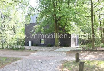Stilvolle Kapitalanlage: Energieeffizientes Architektenhaus mit 3 großen Wohneinheiten und zukunftssicherer Ausstattung (Wärmepumpe) / KFW-70 Neubau