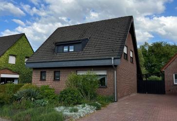 Charmantes Einfamilienhaus mit tollem Garten, Garage und Carport in ruhiger Lage.