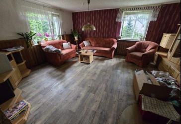 Sanierungsbedürftiges EFH mit 212qm auf 1.770qm Grundstück mit Pool & Doppelgarage + Gartenhaus