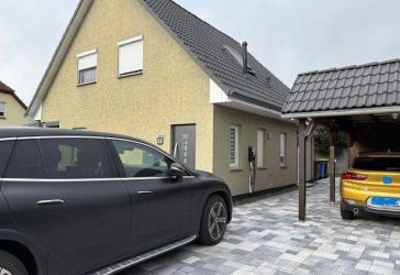 Hochwertiges Einfamilienhaus mit Wintergarten, PV-Anlage und Traumgarten in Uenglingen