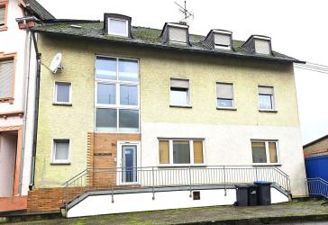 Einseitig angebautes Haus mit 3 Wohneinheiten