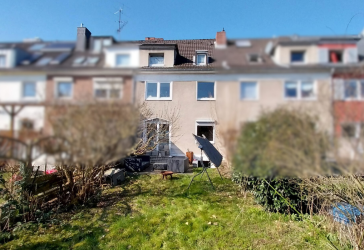 Attraktives Reihenmittelhaus mit drei Wohneinheiten !