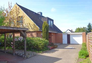 Großes Einfamilienhaus mit Garage und Carport in ruhiger Lage in Brunsbüttel