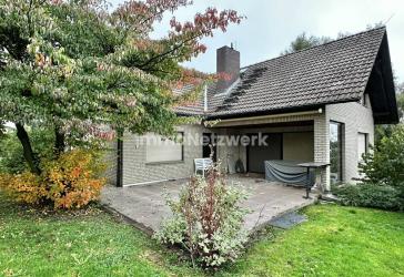 Großzügiges Einfamilienhaus mit Einliegerwohnung und großem Grundstück