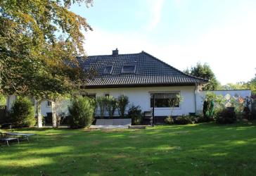 Freistehender Winkelbungalow mit gehobener Ausstattung .