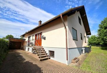 Freistehendes, geräumiges Wohnhaus auf 790 m²-Grundstück