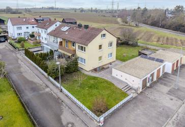 Attraktives Zweifamilienhaus mit ausgebautem DG, großem Grundstück und zwei Garagen