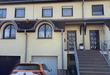Für die kleine Familie: Schönes RMH mit Terrasse und kleinem Garten