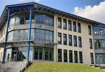 *Büro mit zusätzl. Lagerfläche im Erdgeschoss eines modernen Geschäftshauses*