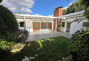 Ruhiger Atrium-End-Bungalow mit Keller und Garage