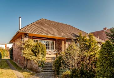 Walmdachbungalow mit Vollkeller und Garage