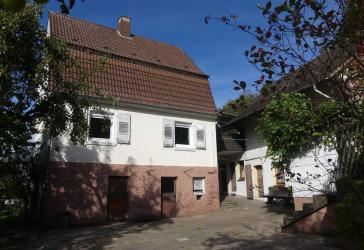 ***Wohnhaus mit einem Nebengebäude in Erbach-Schönnen***