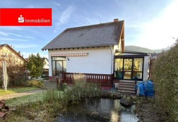 Einfamilienhaus mit Pool in Stadtrandlage
