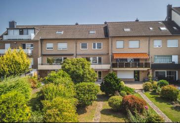 Attraktives Einfamilienhaus für die Familie! Sonniges Grundstück mit schönem Garten, Doppelgarage und zusätzlicher Ausbaureserve im Dachgescho