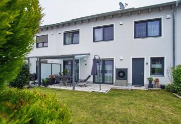 Sehr gepflegtes und großzügiges Reihenmittelhaus mit integrierter Garage und top Energiestandard