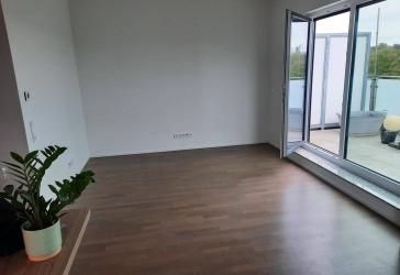 Helle, gut gelegene teilmöbilierte Penthouse-Wohnung nahe der S-Bahn und Naherholungsgebiet