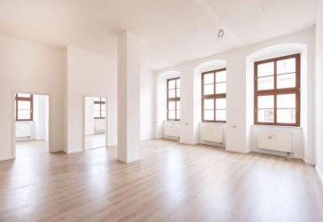 Gemütliche renovierte 4 Zimmer Wohnung in der Kreisstadt Löbau - preiswertes Heizen durch Fernwärme