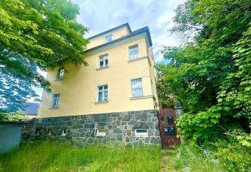 Renovierungsbedürftiges Mehrfamilienhaus in Grüner Lage von Greiz
