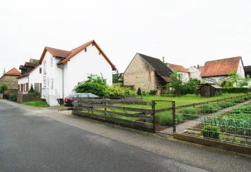 Freistehendes 1 Familien-Haus mit großem Grundstück