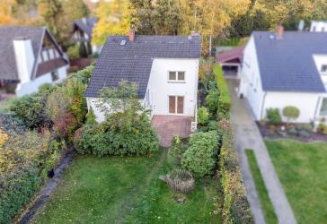 Großes Einfamilienhaus mit Traumgarten. - Provisionsfrei