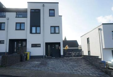 Moderne Stadtvilla mit Dachterrasse & beheiztem Pool – Familienfreundliches Wohnen mit Weitblick