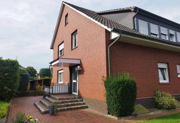 Großes-Dreifamilienhaus