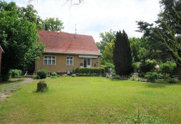 Einfamilienhaus mit Einliegerwohnung und großem Grundstück in toller Lage