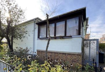 Gemütliches Haus im Bungalowstil auf großem Grundstück