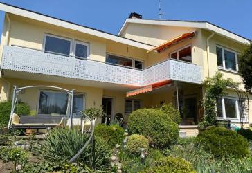 Gepflegtes Einfamilienhaus mit Einliegerwohnung in ruhiger Lage, mit Garten und Garage