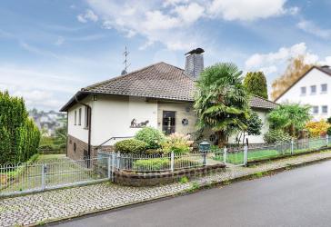 Leben mit Aussicht - großzügiges Einfamilienhaus mit unverbaubarem Blick ins Bergische Land.