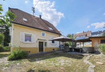 Freistehendes Einfamilienhaus mit Wintergarten, großem Grundstück und historischem Charme!