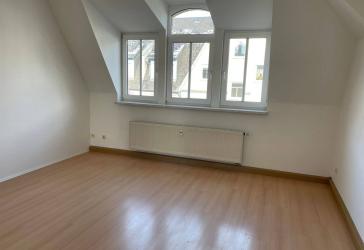 Helle 3-Zimmer Dachgeschosswohnung mit Küche, WG geeignet