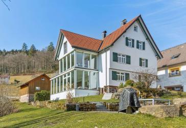 Wohlfühlen pur in Baiersbronn-Tonbach: Einfamilienhaus mit Wellnessbereich, Aufzug & Weinkeller!