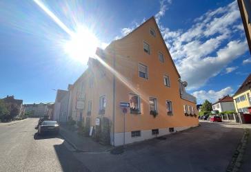 Renovierte Gaststätte mit 2 Wohnungen, Garage und 6 Stellplätzen