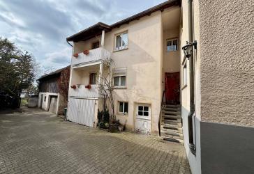 **BEZUGSFREI** Altes Haus, neue Chancen - Doppelhaushälfte mit Nebengebäude und Grundstück
