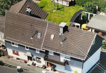 Zwei separate Doppelhaushälften auf zwei Grundstücken mit zwei Garagen und zwei Gartenhäusern