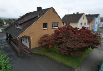 Geräumiges Wohnhaus mit mehreren Garagen in Beverungen