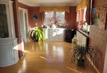 Einzigartiges Anwesen mit großem Grundstück, Pool, mehreren Wohneinheiten für 549000€