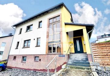 Umfangreich teilsaniertes Dreifamilienhaus mit Garage + PV Anlage und großem Garten
