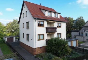 3-Familienhaus mit Balkonen auf großem Grundstück mit Garagen in Niestetal-Sandershausen