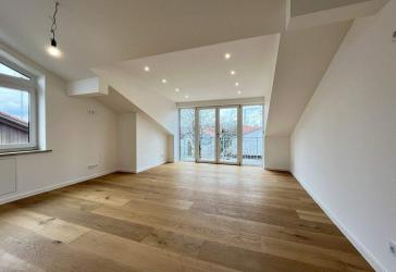 Garching: Dachgeschoss-Neubau mit hochwertiger Ausstattung und Balkon