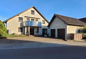 Eindrucksvolles Zweifamilienhaus konzipiert als Mehrgenerationenhaus in Cottbus-Döbbrick